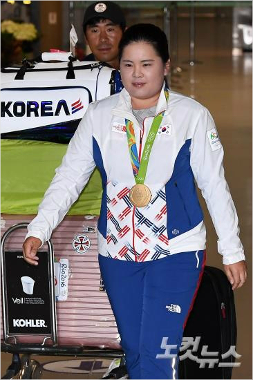 116년만의女골프금메달의주인공'골프여제'박인비가23일새벽인천공항을통해귀국하고있다.(박종민기자)