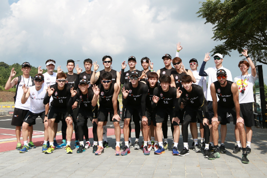 제주도에서전지훈련을하고있는OK저축은행선수들이1100고지러닝을마치고기념촬영을하고있다.(사진=OK저축은행제공)