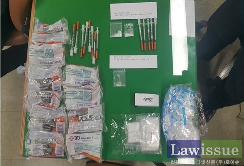 필로폰, 1회용주사기 등 현장 압수품.