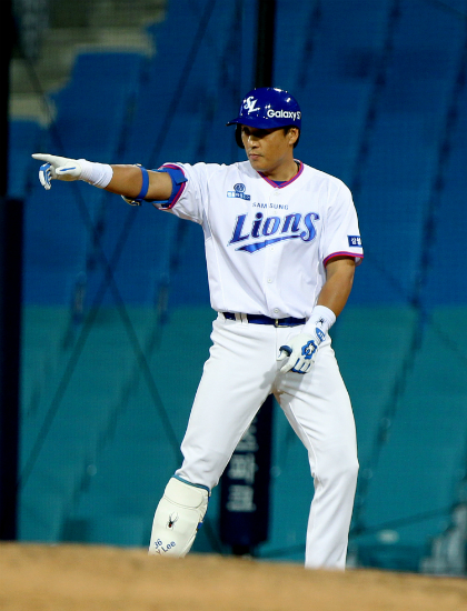 23일오후대구삼성라이온즈파크에서열린`2016프로야구`삼성라이온즈대SK와이번스경기4회말2사1,2루에서삼성이승엽이1타점적시타를친후환호하고있다.이승엽은이타점으로KBO통산1389타점을기록해종전의양준혁해설위원이기록한최다타점과타이를기록했다.(사진=삼성라이온즈제공)