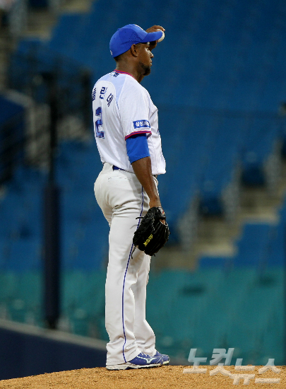 23일오후대구삼성라이온즈파크에서열린`2016프로야구`삼성라이온즈대SK와이번스경기4회초1사1,3루에서삼성선발플란데가보크로1실점을한후아쉬워하고있다.(사진=삼성라이온즈제공)