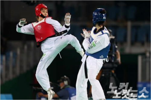 태권도한국대표김소희가17일오전(현지시간)브라질리우데자네이루바하올림픽파크카리오카경기장3에서열린2016리우데자네이루올림픽태권도여자-49kg급결승에서세르비아의티아나보그다노비치와대결하고있다.김소희는경기에서승리해금메달을획득했다.(리우데자네이루(브라질)=올림픽사진공동취재단)