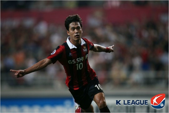 FC서울의간판공격수박주영은산둥루넝(중국)와아시아축구연맹(AFC)챔피언스리그8강1차전홈경기에서결정적인슈팅기회를한차례놓친뒤두번째기회는완벽한득점으로마무리했다.(사진=한국프로축구연맹)