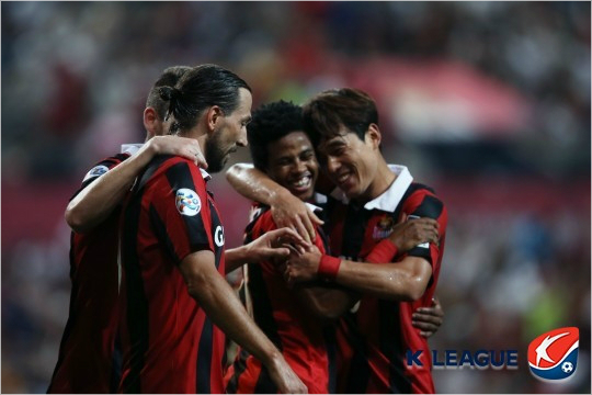 데얀(왼쪽)은과거중국에서활약할당시와비교하면서울에서의생활은더편안하고,동료들도자신이더욱자유롭고편안하게경기할수있도록도와준다고만족감을감추지않았다.(사진=한국프로축구연맹)