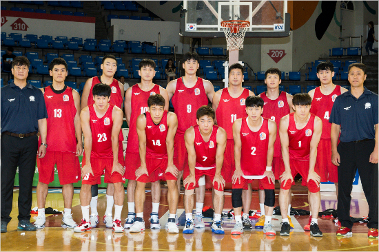 "언제쯤정상멤버가가동될까."프로아마최강전중앙대전을앞두고찍은단체사진.부상중인강병현,오세근,그리고목발신세를지고있는김승기감독은없다.이런상황에서김기윤이1쿼터부상을당했다.(사진=KBL제공)