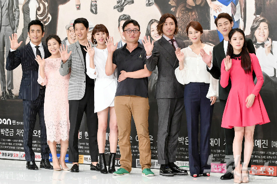 24일오후서울영등포타임스퀘어에서열린KBS2TV주말드라마'월계수양복점신사들'제작발표회에서배우들이포즈를취하고있다.왼쪽부터차인표,라미란,이동건,조윤희,황인혁PD,최원영,오현경,현우,이세영.(사진=박종민기자)