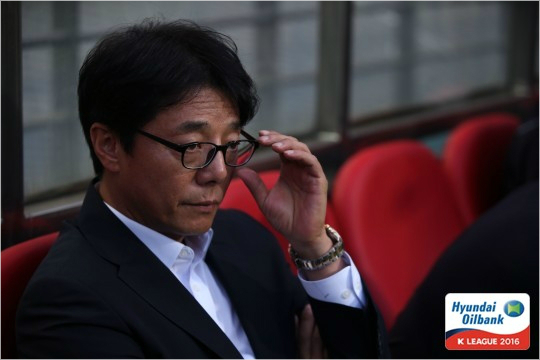 황선홍감독은단순히한경기가아닌올시즌전체를위해이번주말전북과홈경기에서반드시승리해야한다고목소리를높였다.(사진=한국프로축구연맹)