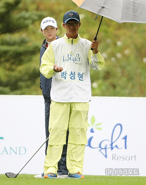 박성현이2라운드10번홀티샷을하기전캐디와상의하고있다.정선=조원범기자