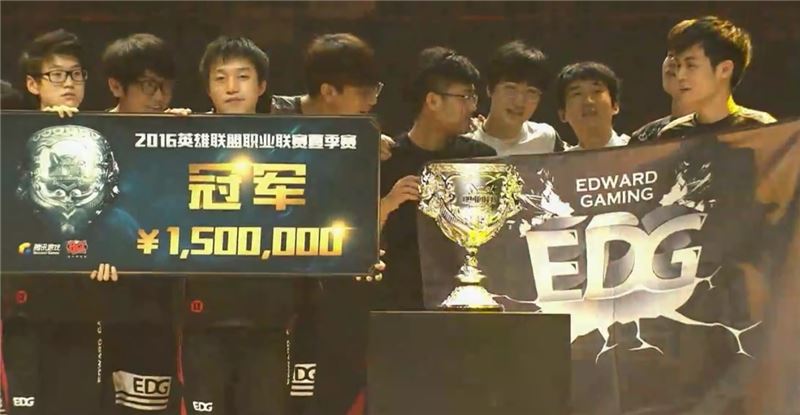 EDG 선수들이 서머 시즌 우승을 확정짓고 포즈를 취하고 있다(사진=트위치 생중계 캡처).