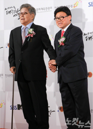지난2013년'대한민국대중문화예술상'시상식에참석한코미디언구봉서(왼쪽)씨와엄용수씨가포토타임을갖고있다.(사진=자료사진/노컷뉴스)