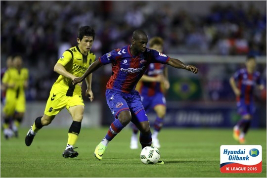 수원FC의호주국가대표출신외국인공격수브루스는인천과홈경기에서홀로두골을책임지며최하위탈출을이끌었다.(사진=한국프로축구연맹)