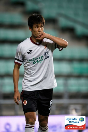 정조국은울산원정에서후반추가시간에광주FC의극적인무승부를이끄는올시즌16호골로자신의프로통산100호골을완성했다.(사진=한국프로축구연맹)