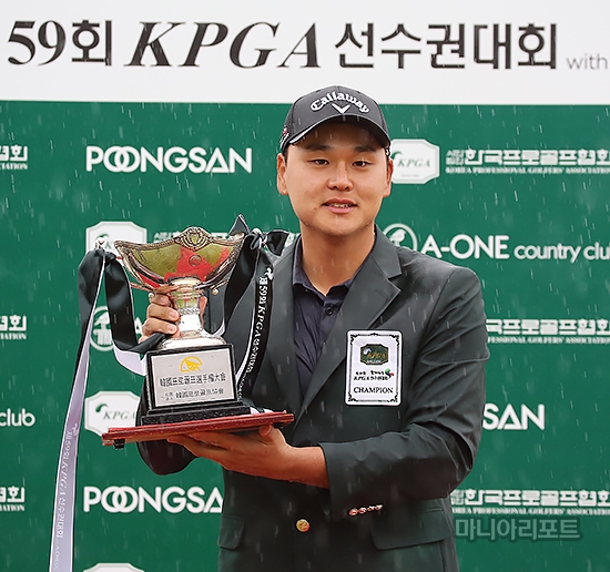 김준성이극적인역전우승으로생애첫우승컵을들어올렸다.양산=박태성기자