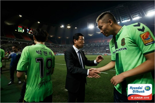 "못뛰는선수들에게미안하네요."전북최강희감독이행복한고민에빠졌다.(사진=한국프로축구연맹제공)