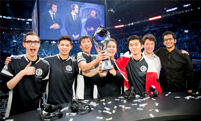 TSM이 C9을 꺾고 세 시즌만에 북미 정상에 오른 뒤 트로피를 들어 올리고 있다(사진=라이엇게임즈 제공).