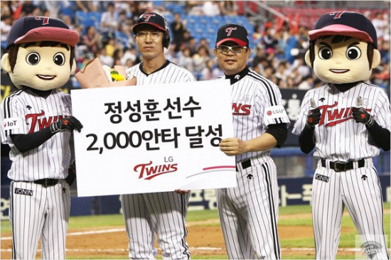 28일케이티와잠실홈경기에서통산2000안타를달성한LG정성훈(왼쪽)과양상문감독.(자료사진=LG)