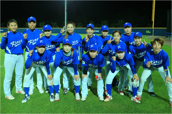'이제시작이다'한국여자야구대표팀이오는9월3일개막하는'2016세계여자야구월드컵'을앞두고지난21일펼쳐진일본실업팀과평가전에서포즈를취한모습.(기장=한국여자야구연맹)