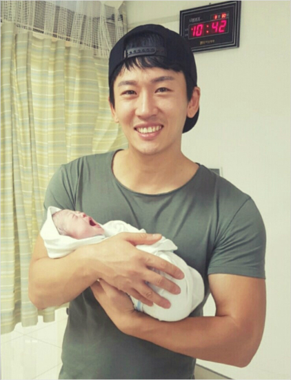 V.O.S멤버박지헌과다섯번째아이.(사진=해피페이스엔터테인먼트제공)