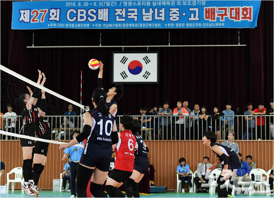 제27회CBS배전국남녀중고배구대회가30일부터일주일간전남영광의3개체육관에서일제히개막했다.이번대회는올해열린전국규모의중고배구대회가운데가장큰규모로열린다.영광=황진환기자