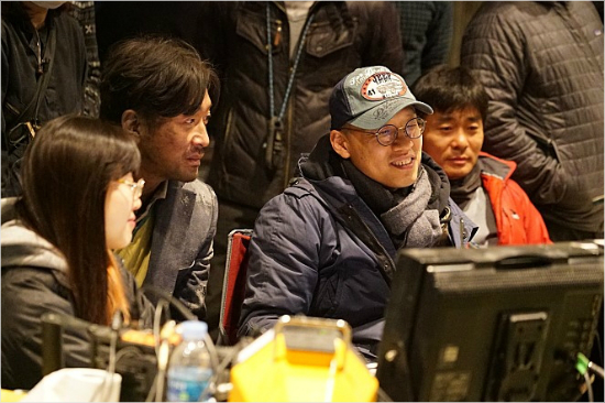오른쪽부터영화'터널'의김성훈감독과배우하정우.(사진=쇼박스제공)