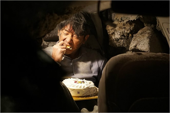 영화'터널'에서터널에조난당한정수역을맡은배우하정우.(사진=쇼박스제공)
