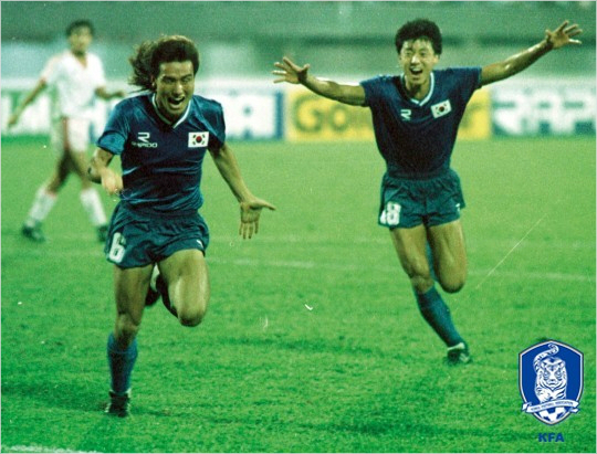 월드컵최종예선한중전에서골을넣은'삼손'김주성(왼쪽).(사진=대한축구협회제공)