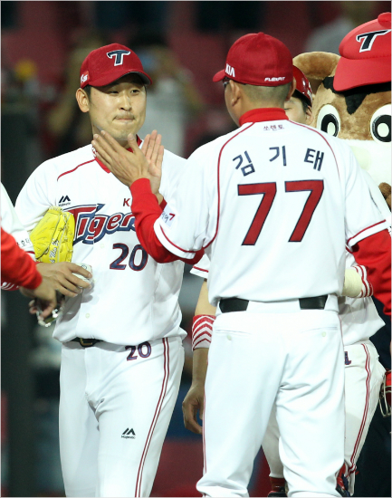 KIA윤석민이8월31일광주-기아챔피언스필드에서열린'2016타이어뱅크KBO리그'SK와경기에서9회1사후마운드를이어받아세이브를올린뒤김기태감독과하이파이브를하고있다.(광주=KIA)