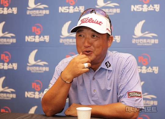 모중경이인터뷰하는모습.군산=조원범기자