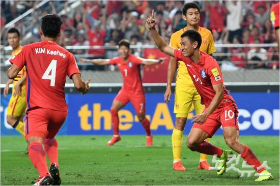 중국자책골을만들어낸지동원.(박종민기자)