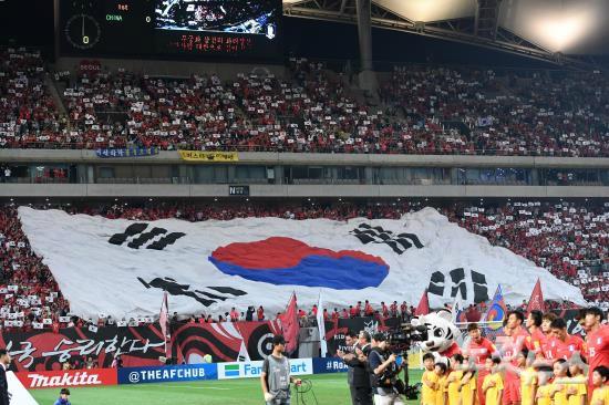 1일저녁서울월드컵경기장에서열린2018FIFA러시아월드컵최종예선대한민국과중국의경기에서대형태극기가펼쳐지고있다.(사진=박종민기자)