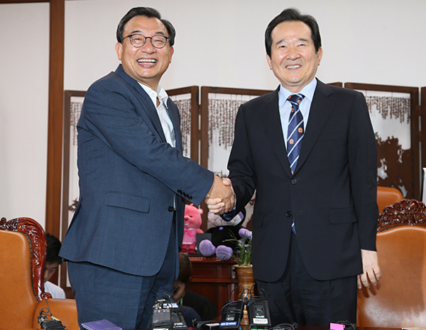 이정현 신임 당대표는 8월 11일 정세균 국회의장을 예방해 환담을 나누었다(사진=새누리당 홈페이지)