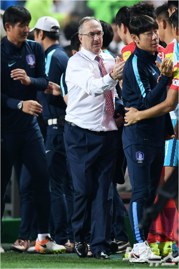 울리슈틸리케감독은중국전이끝난뒤2일경기도파주NFC(국가대표트레이닝센터)에서대표팀주장기성용과면담을통해중국전의아쉬웠던장면을되짚었다.박종민기자