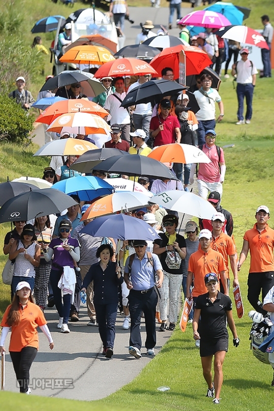 수많은갤러리들이렉시톰슨조를따라이동하고있다.태안(충남)=박태성기자