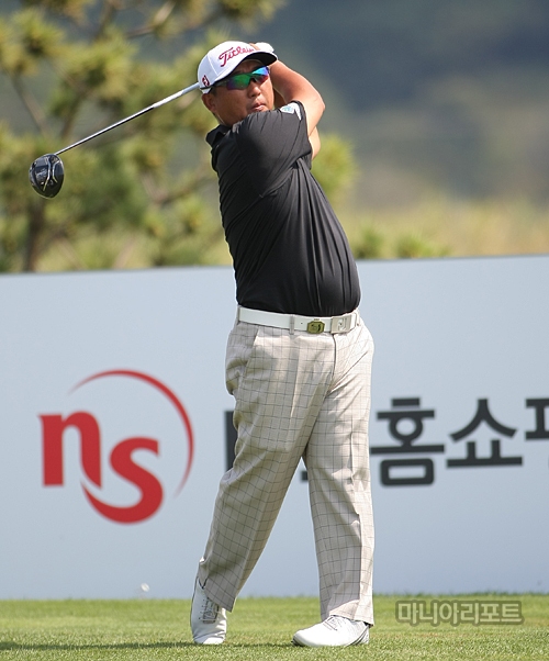 3라운드3번홀에서티샷하는모중경.군산=조원범기자
