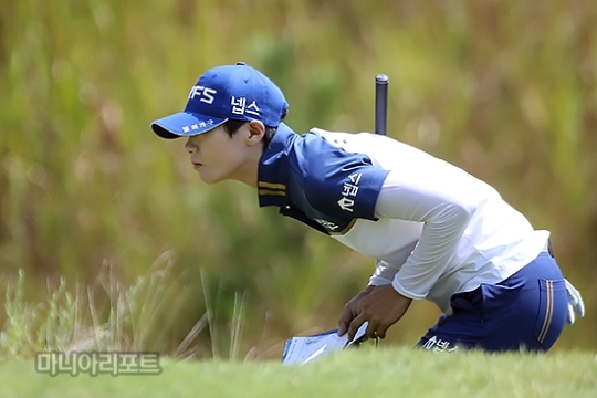 박성현이4번홀그린주변퍼팅라인을살피고있다.태안(충남)=박태성기자