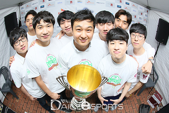 '우승' 진에어 선수단 "디펜딩 챔피언 자리 지키겠다"