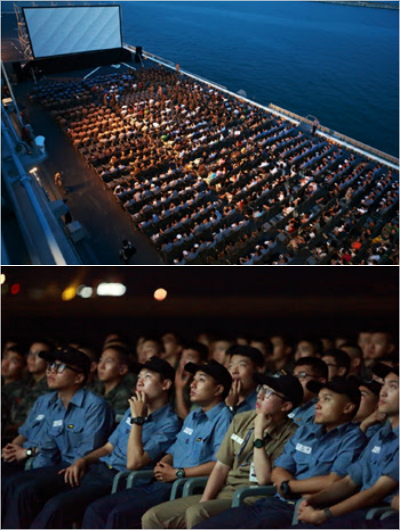 지난7월26일국내최대규모상륙함인'독도함'에서군장병,군인가족,6.25참전용사등을대상으로진행됐던함상시사회모습.(사진=CJE&M제공)