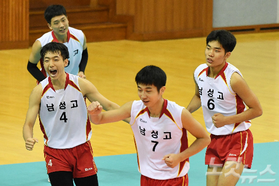 '우리가최고다!'남성고가5일전남영광스포티움국민체육센터에서열린제27회CBS배전국남녀중고배구대회남고부결승제천산업고와경기에서공격에성공하고환호하고있다.(사진=박종민기자)