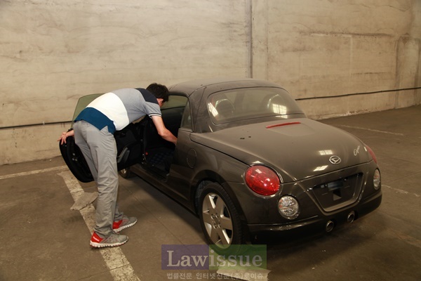 현품을 검사하고 있다.