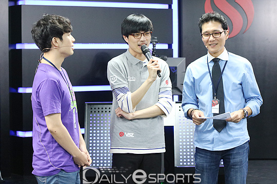 변현우(가운데)가 트위치 스타2 올리모리그 결승전에서 우승한 뒤 인터뷰에 응하고 있다.