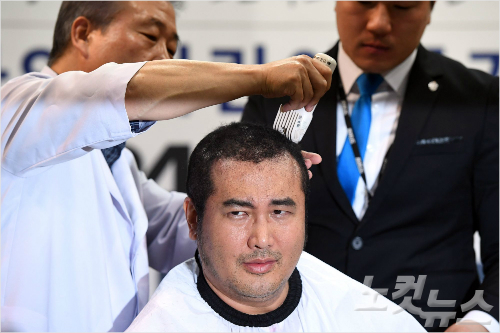 오는12월종합격투기로드FC대회데뷔를선언한배우김보성이6일오후서울청담동로드FC압구정점에서소아암어린이돕기모발기부를위한삭발을하고있다.황진환기자