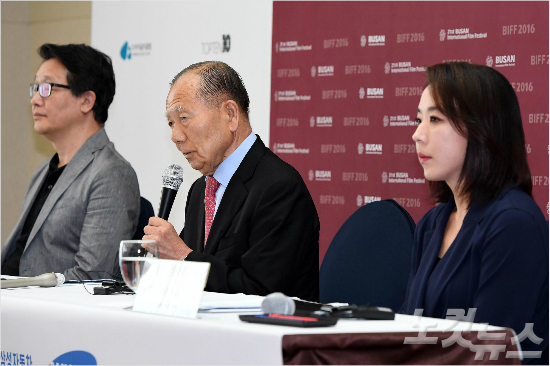 김동호부산국제영화제이사장이6일오후서울중구프레지던트호텔에서열린제21회부산국제영화제(BIFF)기자회견에서인사말을하고있다.왼쪽부터김지석부집행위원장,김이사장,강수연부집해위원장.(사진=박종민기자/자료사진)