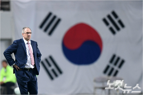 울리슈틸리케감독은시리아전의무승부가승점1점을얻은것이아니라승점2점을잃었다고평가하며남은4차례홈경기에서모두승리해아한다고강조했다.박종민기자