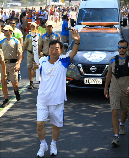 평창 조직위 이희범 위원장, 리우패럴림픽 성화 봉송
