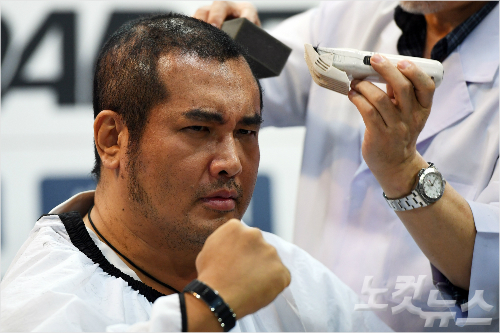 오는12월종합격투기로드FC대회데뷔를선언한배우김보성이지난6일오후서울청담동로드FC압구정점에서소아암어린이돕기모발기부를위한삭발을하고있다.황진환기자/자료사진