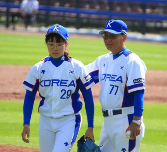 '괜찮아,네게는미래가있다'한국여자야구대표팀김라경(왼쪽)이8일호주와여자야구월드컵슈퍼라운드2차전에서3회강판하면서이광환감독의위로를받고있다.(부산=한국여자야구연맹)