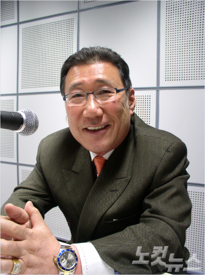 '이푸근한웃음을볼수없다니...'하일성전야구해설위원이KBO사무총장시절인2007년CBS라디오에출연했을때의모습.(자료사진=노컷뉴스)