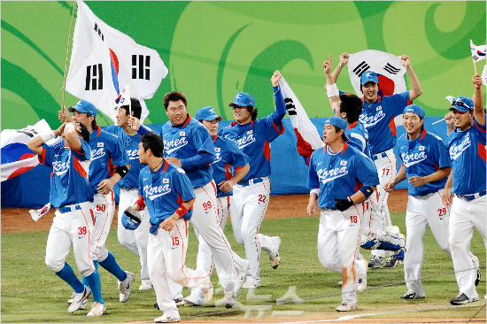 중국베이징우커송야구장에서열린쿠바와의베이징올림픽야구결승전에서3-2승리를거둔야구대표팀선수들이태극기를휘날리며그라운드를도는모습.(자료사진=노컷뉴스)