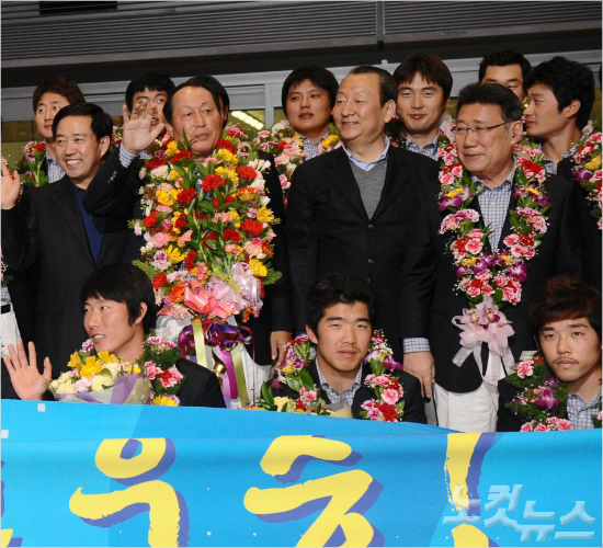 2009년월드베이스볼클래식(WBC)에서세계2위에오른한국야구대표팀의귀국모습.하일성당시KBO사무총장(오른쪽부터)이유영구총재,김인식감독과함께한모습.(자료사진=노컷뉴스)
