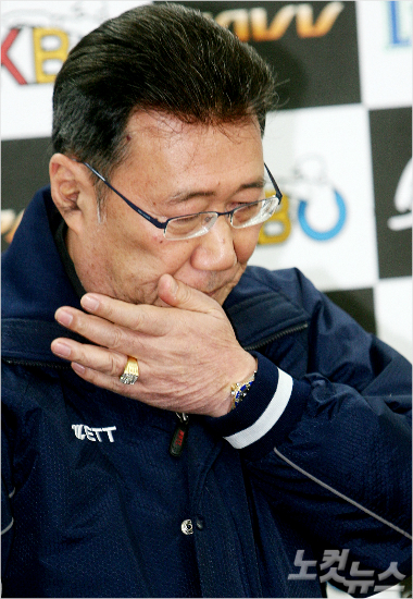 하일성한국야구위원회(KBO)사무총장이2008년1월야구회관에서열린제8구단창단과관련한긴급이사회결과발표기자회견도중생각에잠긴모습.(자료사진=노컷뉴스)